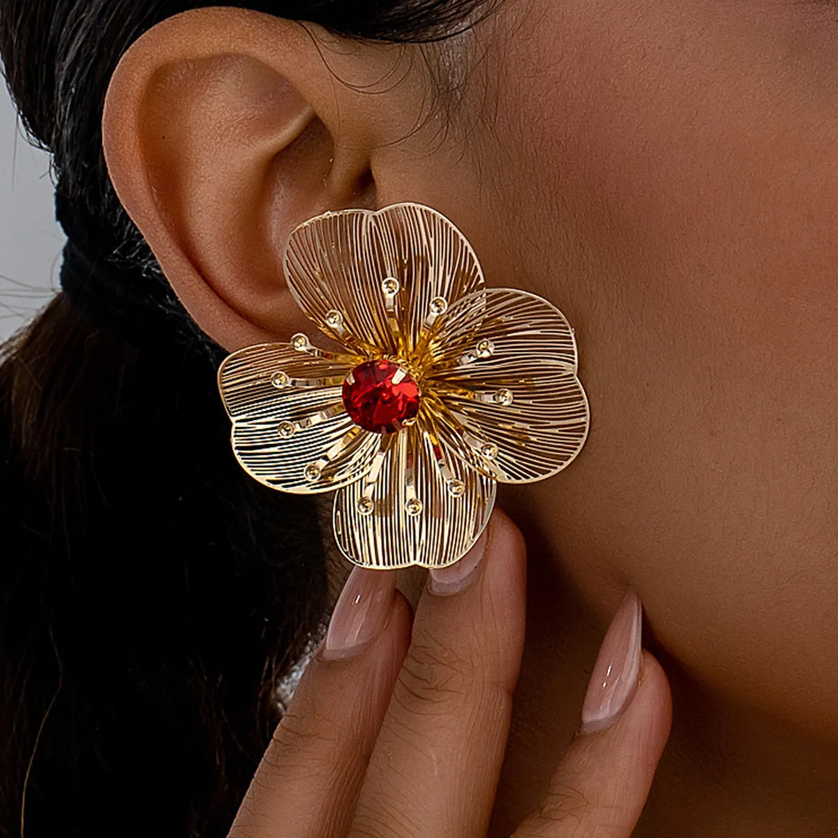 Wholesale 1 Pair French Retro High-end Retro Flower Earrings Daily Commute Valentine's Day Gift