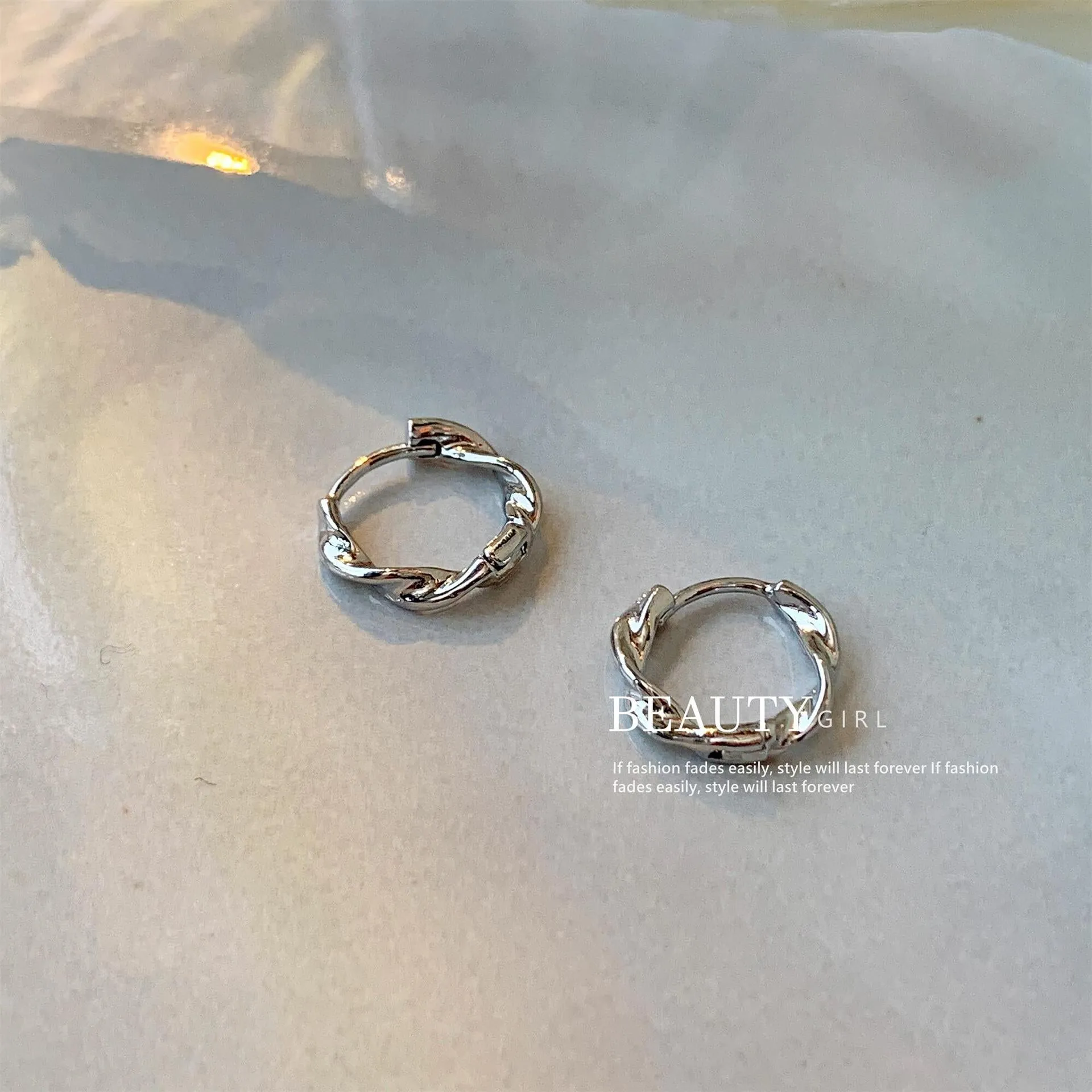 Wholesale 14k Genuine Gold Mobius Ring Simple and Compact Cool Style Earrings