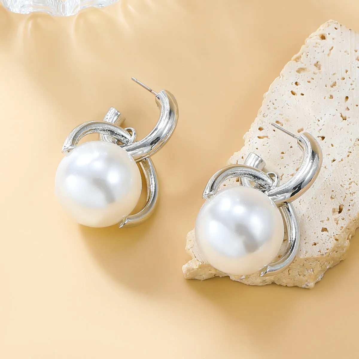 Wholesale Autumn and winter earrings spherical imitation pearl earrings girl heart alloy retro earrings jewelry