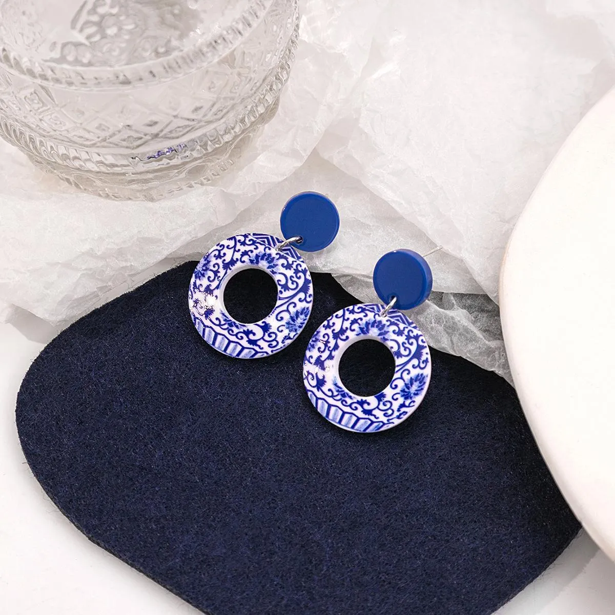 Wholesale blue and white porcelain fragment retro acrylic blue elegant geometric earrings