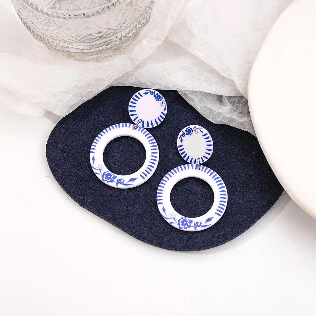 Wholesale blue and white porcelain fragment retro acrylic blue elegant geometric earrings