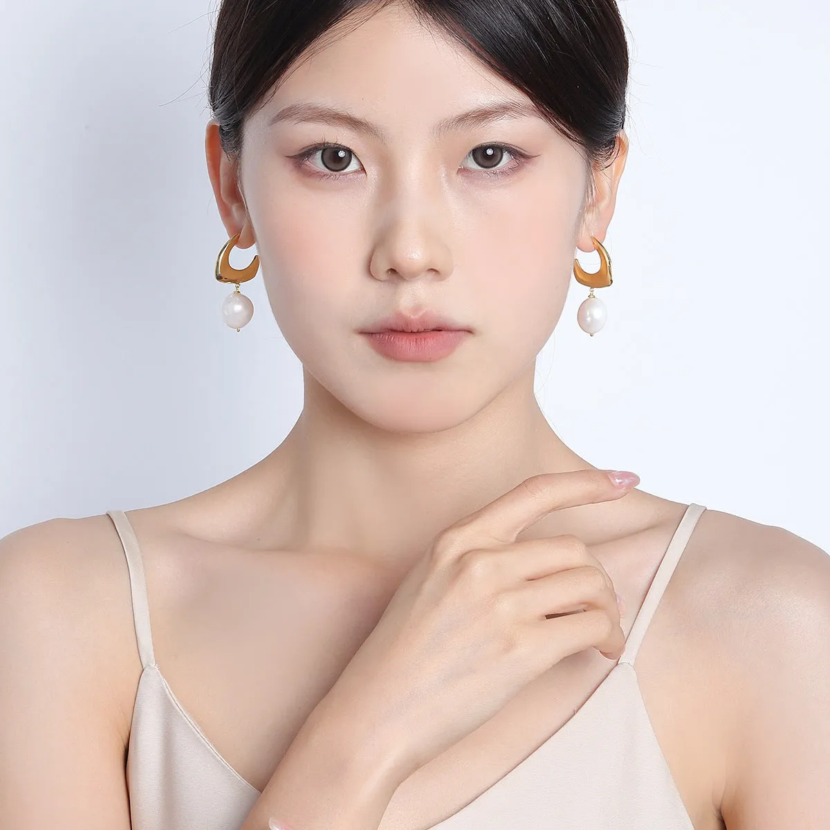 Wholesale C-shaped Pearl Earrings