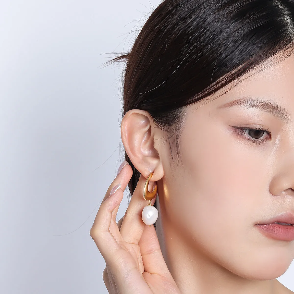 Wholesale C-shaped Pearl Earrings