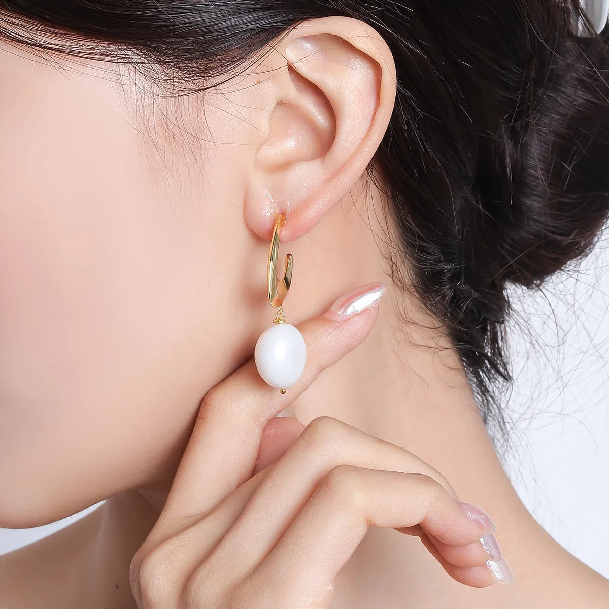 Wholesale C-shaped Pearl Earrings