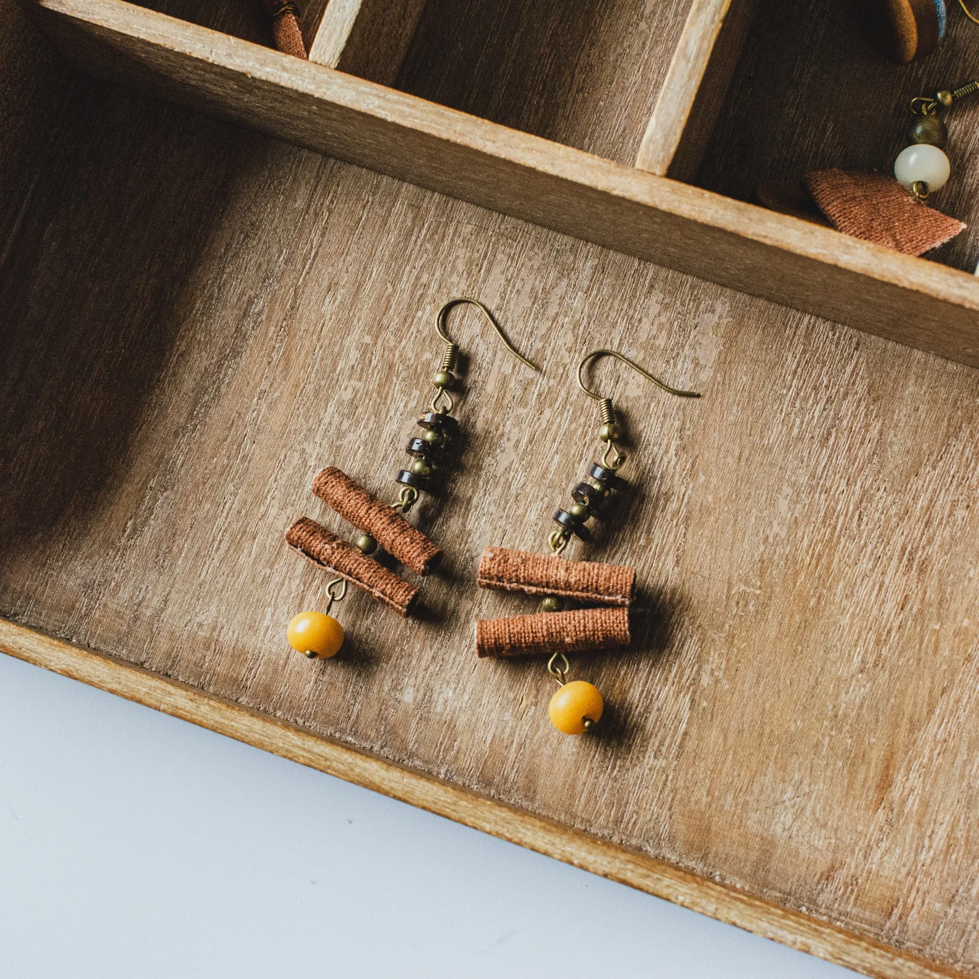 Wholesale Chinese handmade jewelry, plant dyed persimmon dyed niche design earrings