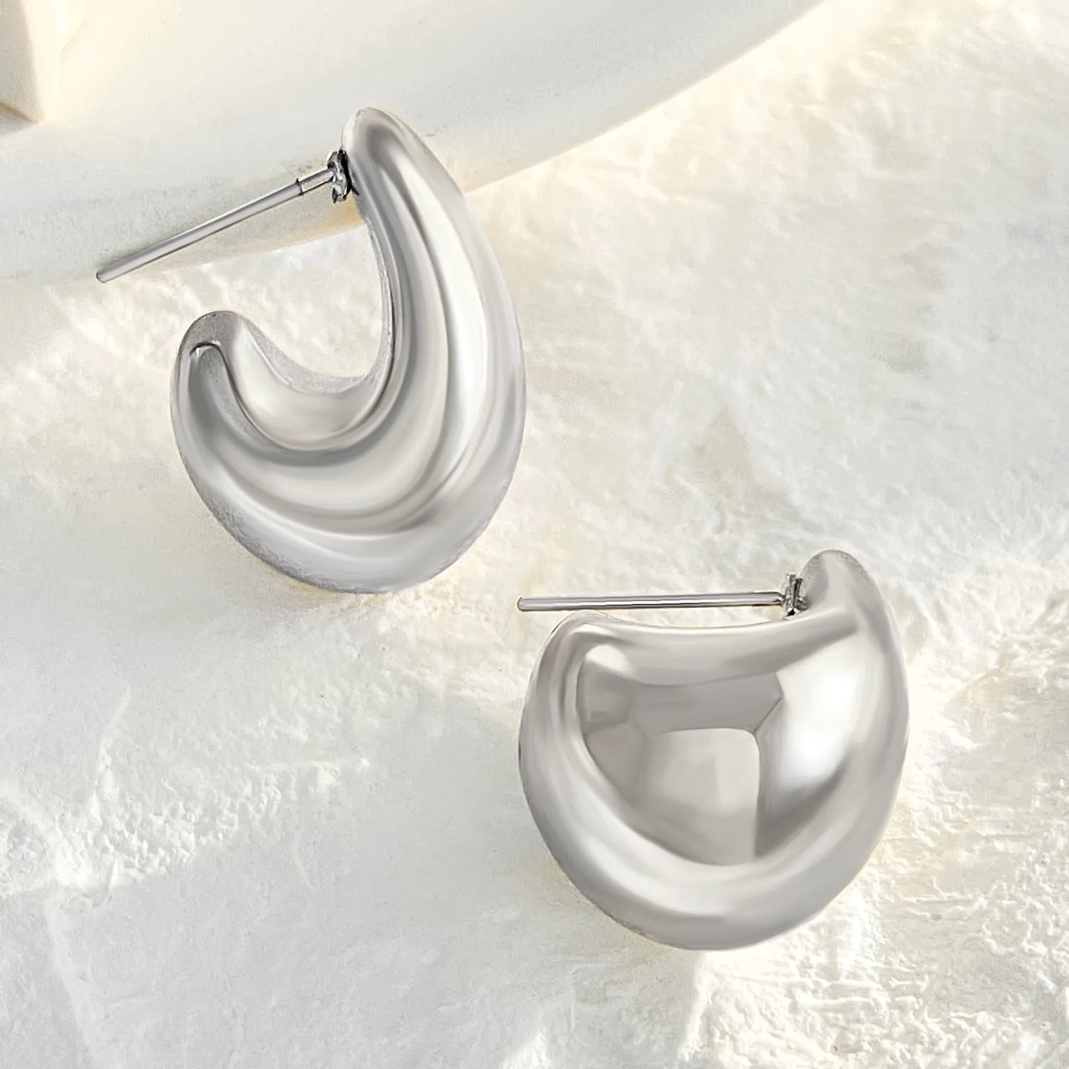 Wholesale high-grade hollow earrings women's French fashion gold-plated light luxury temperament plain ring earrings women