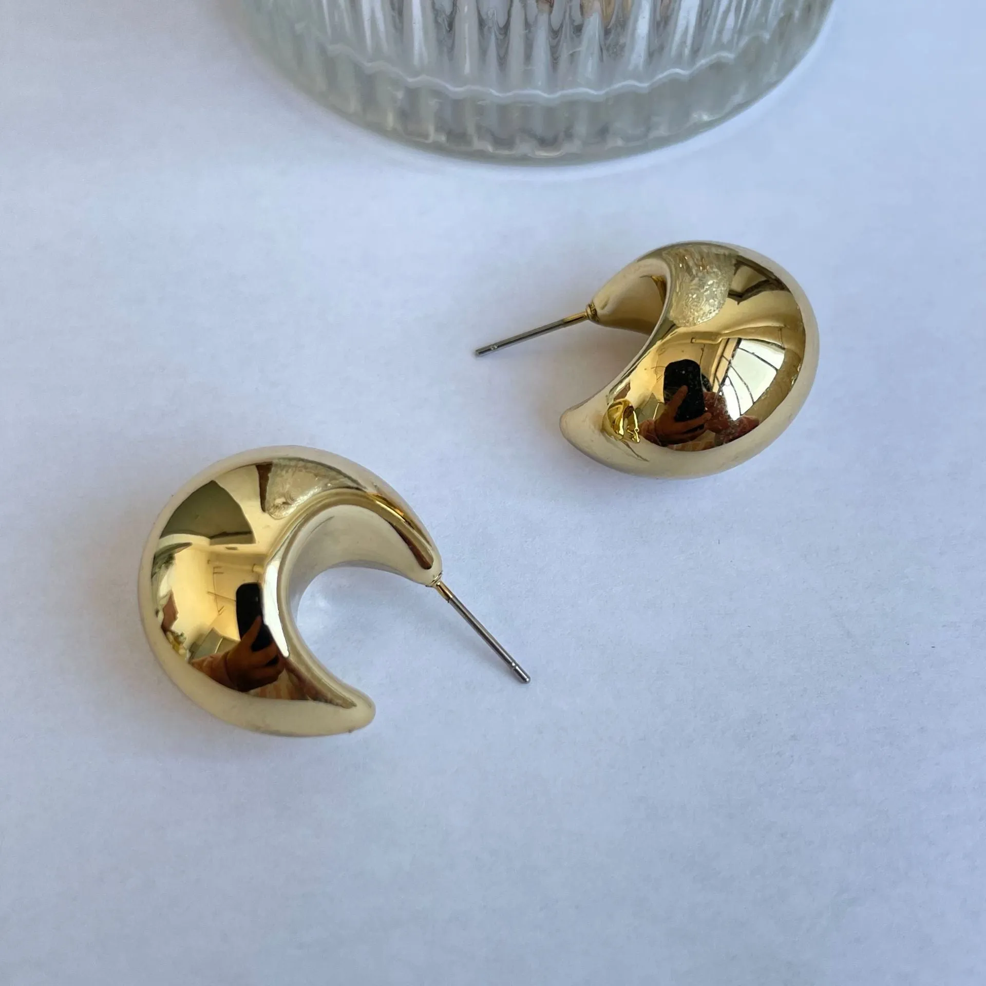 Wholesale high-grade hollow earrings women's French fashion gold-plated light luxury temperament plain ring earrings women