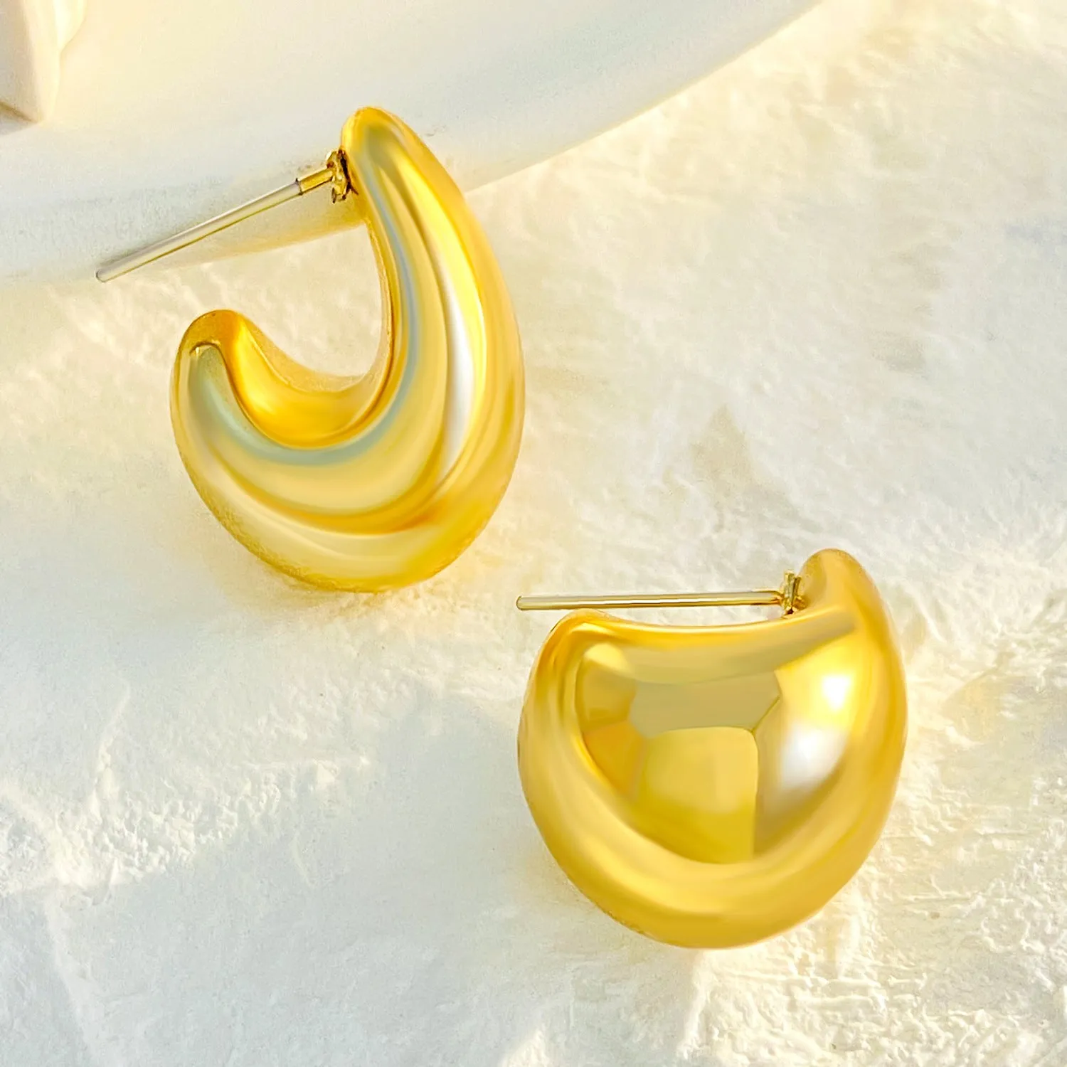 Wholesale high-grade hollow earrings women's French fashion gold-plated light luxury temperament plain ring earrings women