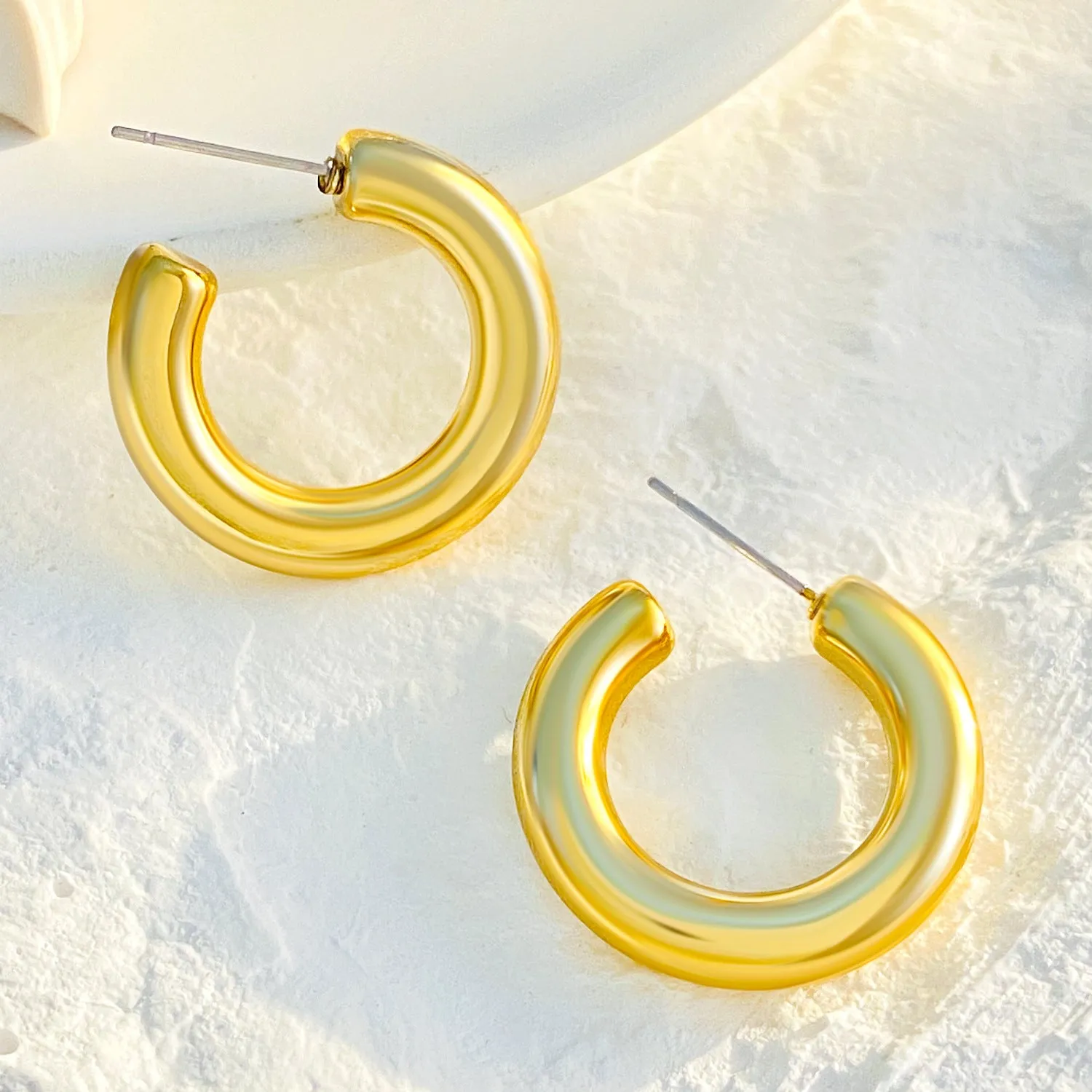 Wholesale high-grade hollow earrings women's French fashion gold-plated light luxury temperament plain ring earrings women