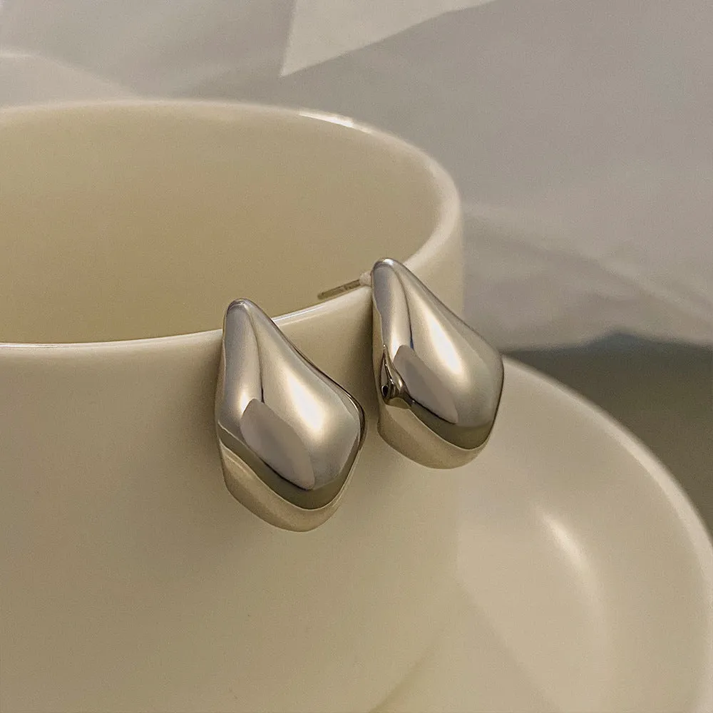 Wholesale high-grade hollow earrings women's French fashion gold-plated light luxury temperament plain ring earrings women