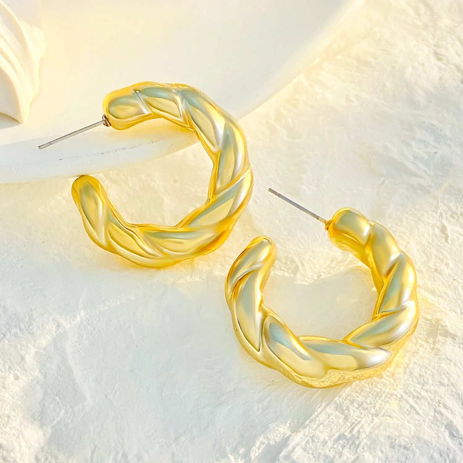 Wholesale high-grade hollow earrings women's French fashion gold-plated light luxury temperament plain ring earrings women