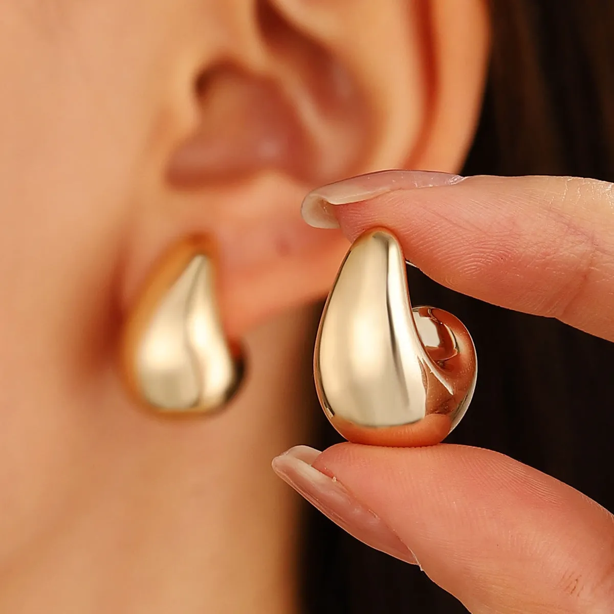 Wholesale high-grade hollow earrings women's French fashion gold-plated light luxury temperament plain ring earrings women