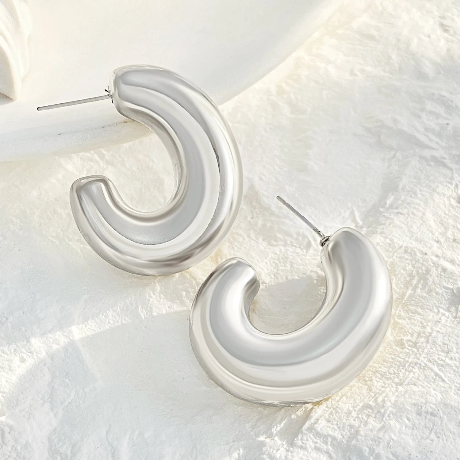 Wholesale high-grade hollow earrings women's French fashion gold-plated light luxury temperament plain ring earrings women