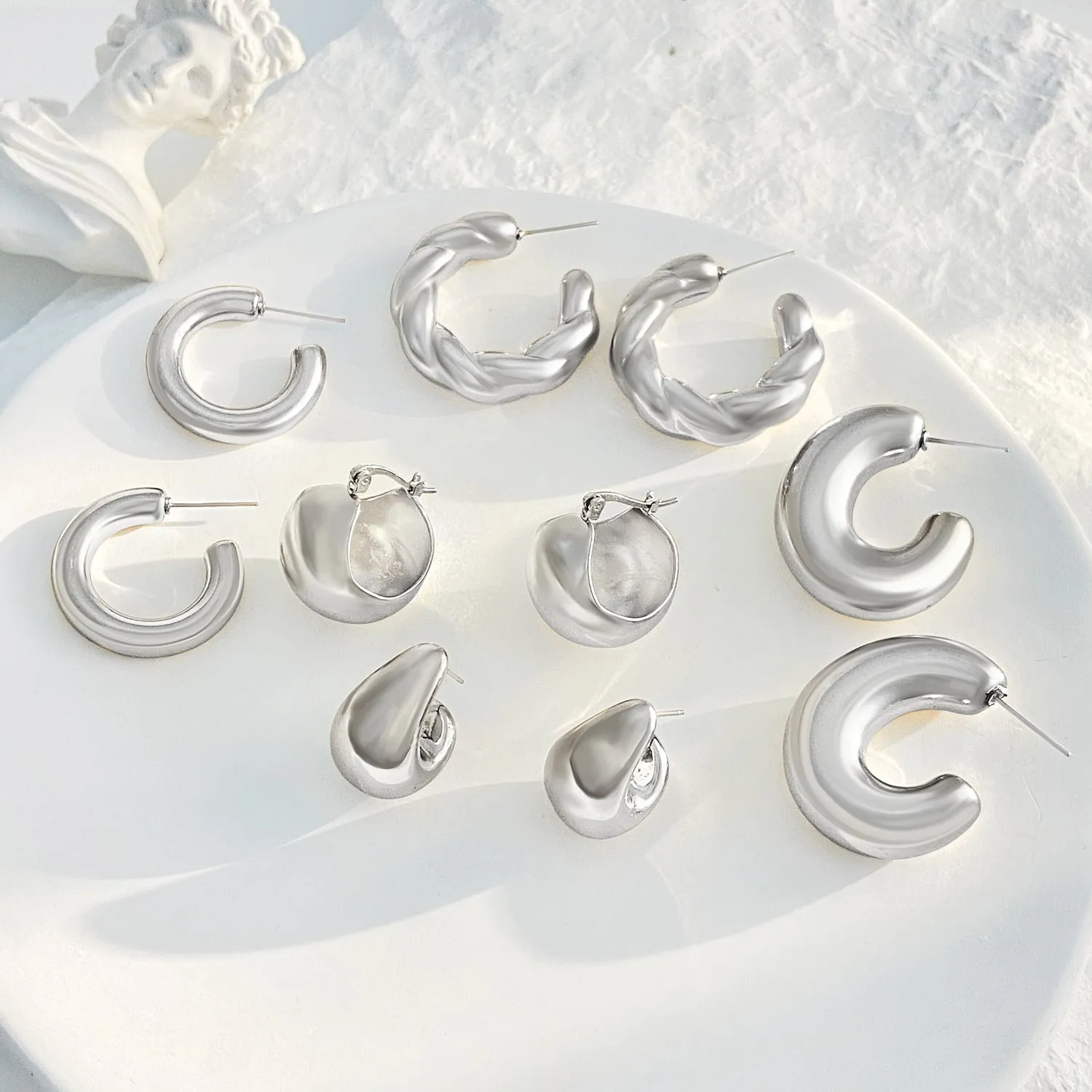 Wholesale high-grade hollow earrings women's French fashion gold-plated light luxury temperament plain ring earrings women