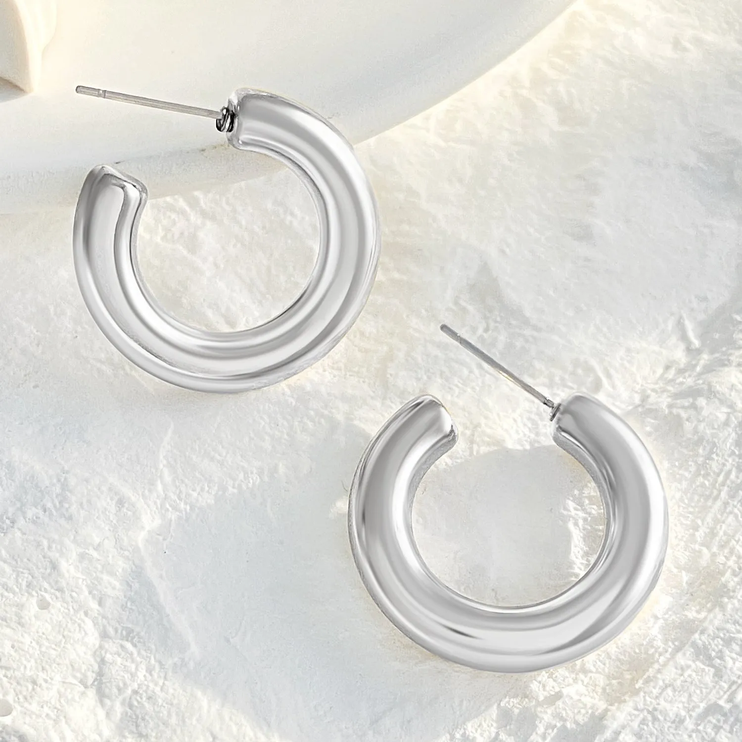 Wholesale high-grade hollow earrings women's French fashion gold-plated light luxury temperament plain ring earrings women