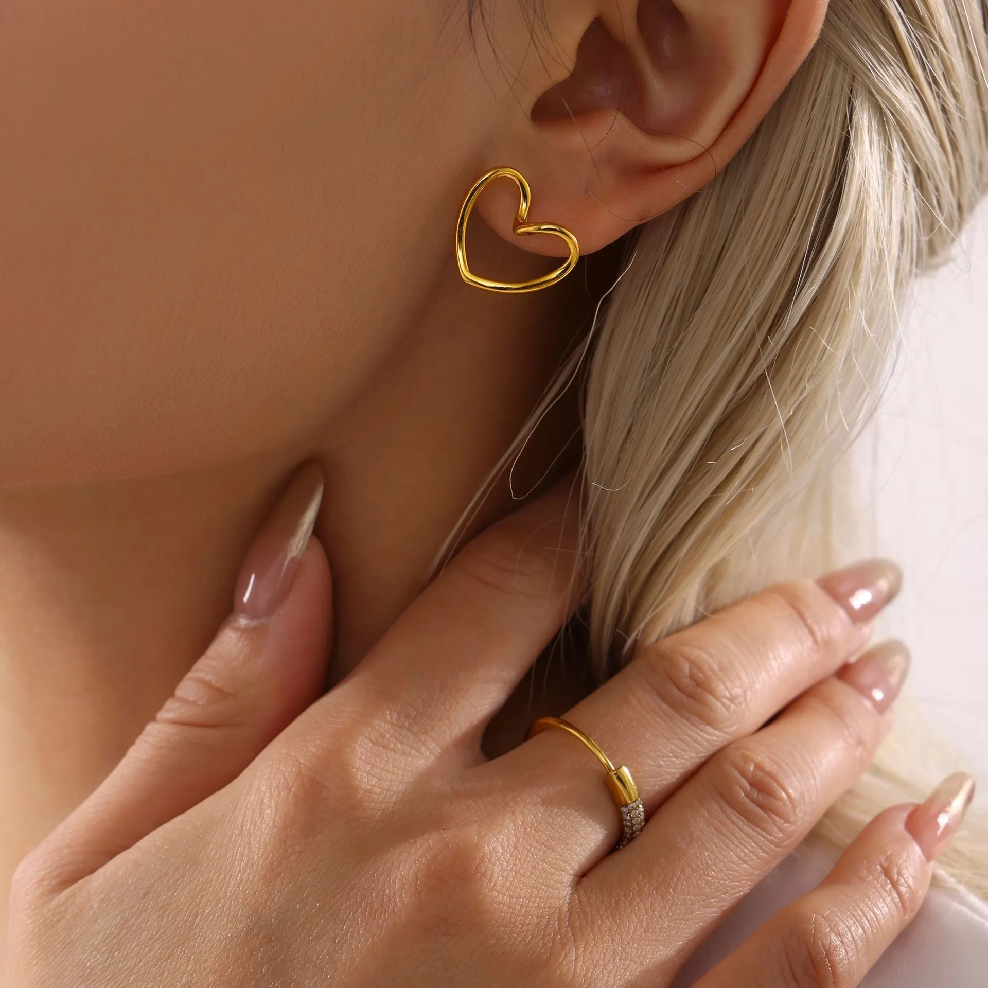 Wholesale Love Titanium Steel PVD Electroplated Niche Simple Elegant Earrings