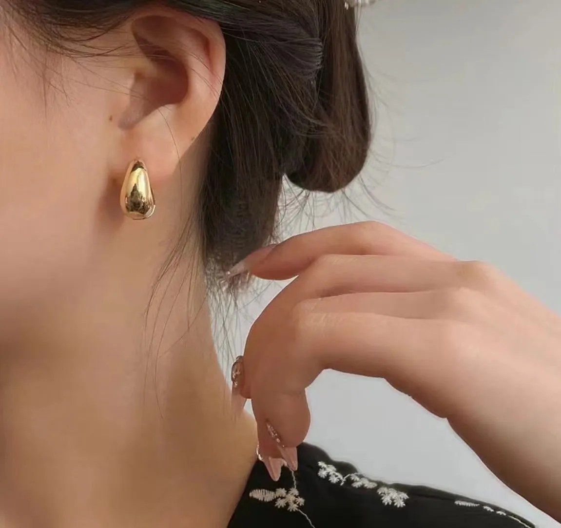 Wholesale Retro Metal Earrings Women's High-end Light Luxury Simple Gold Earrings