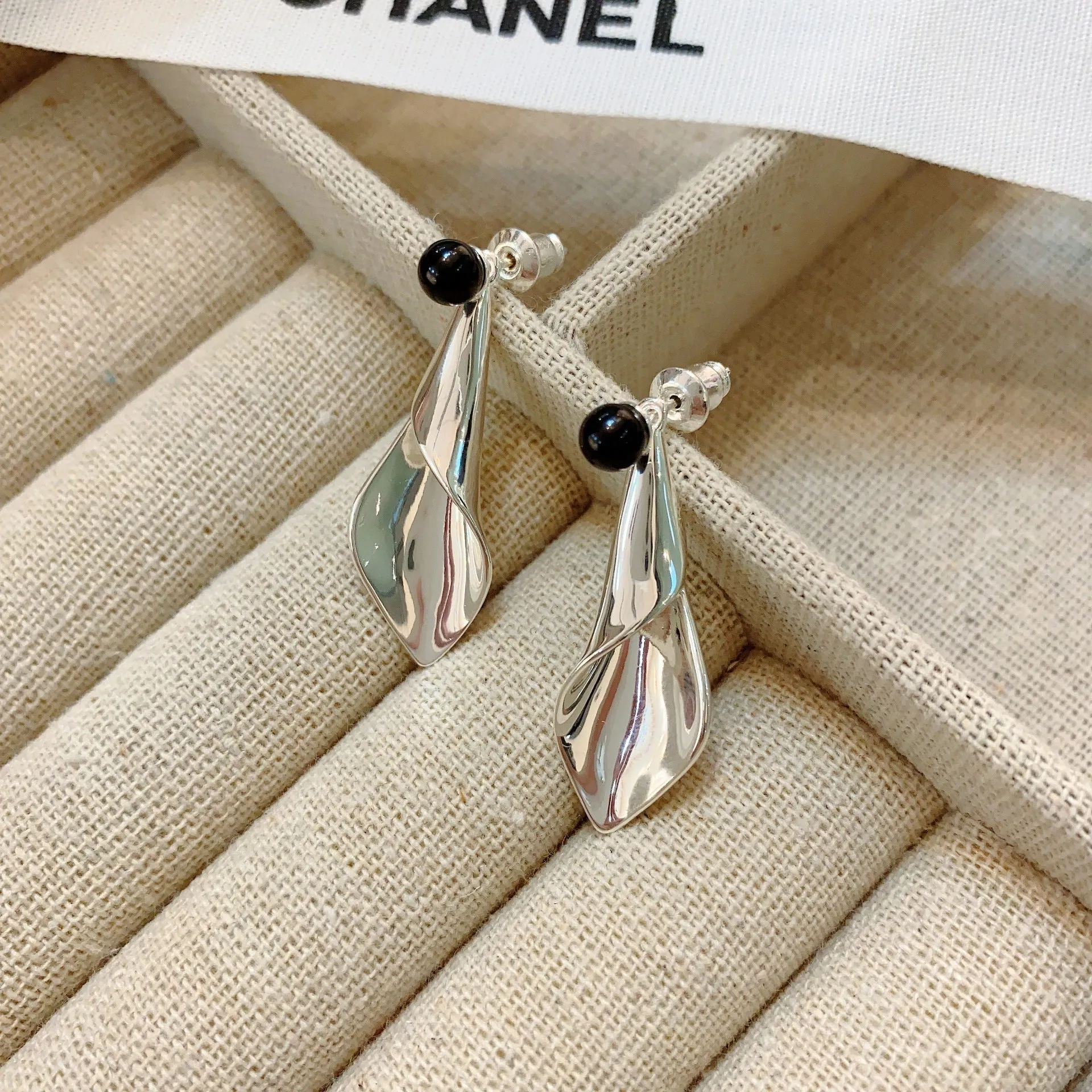 Wholesale Simple Pleated Leaf Earrings