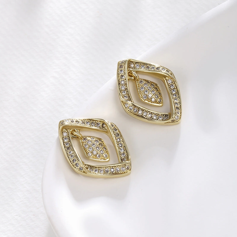 Wholesale Alloy Micro Inlaid Zirconia Diamond Shaped Fashionable High-end Feeling Fashionable Earrings Necklace Two-piece Set