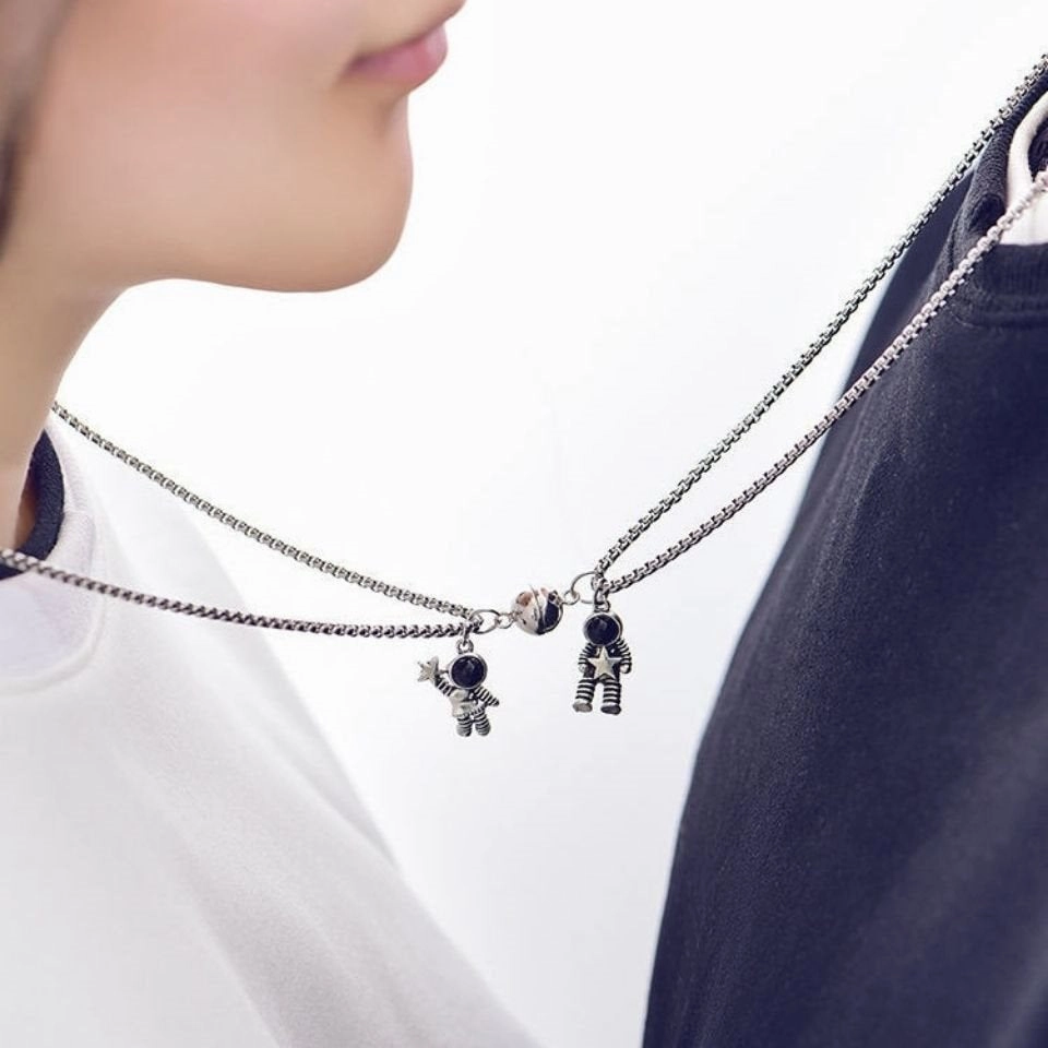 Wholesale Astronaut Couple Necklaces Trendy Women's Men's Unique Pendant Long Distance Relationship Valentine's Day Gift