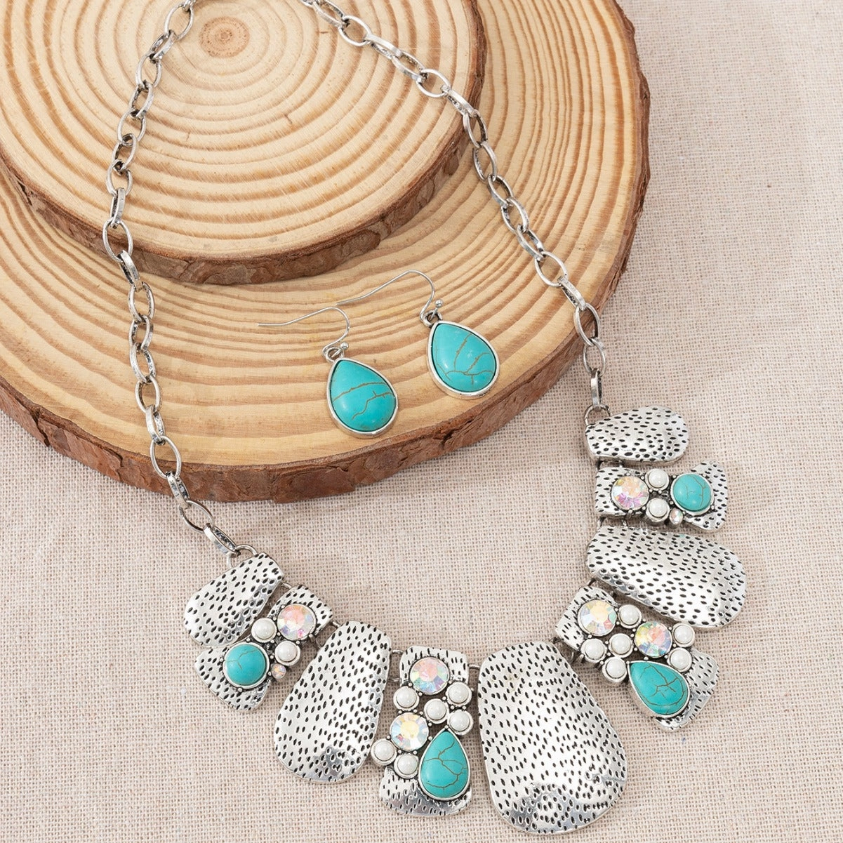 Wholesale Bohemian Retro Fashion Exquisite Exaggerated Turquoise Pearl Colored Diamond Necklace