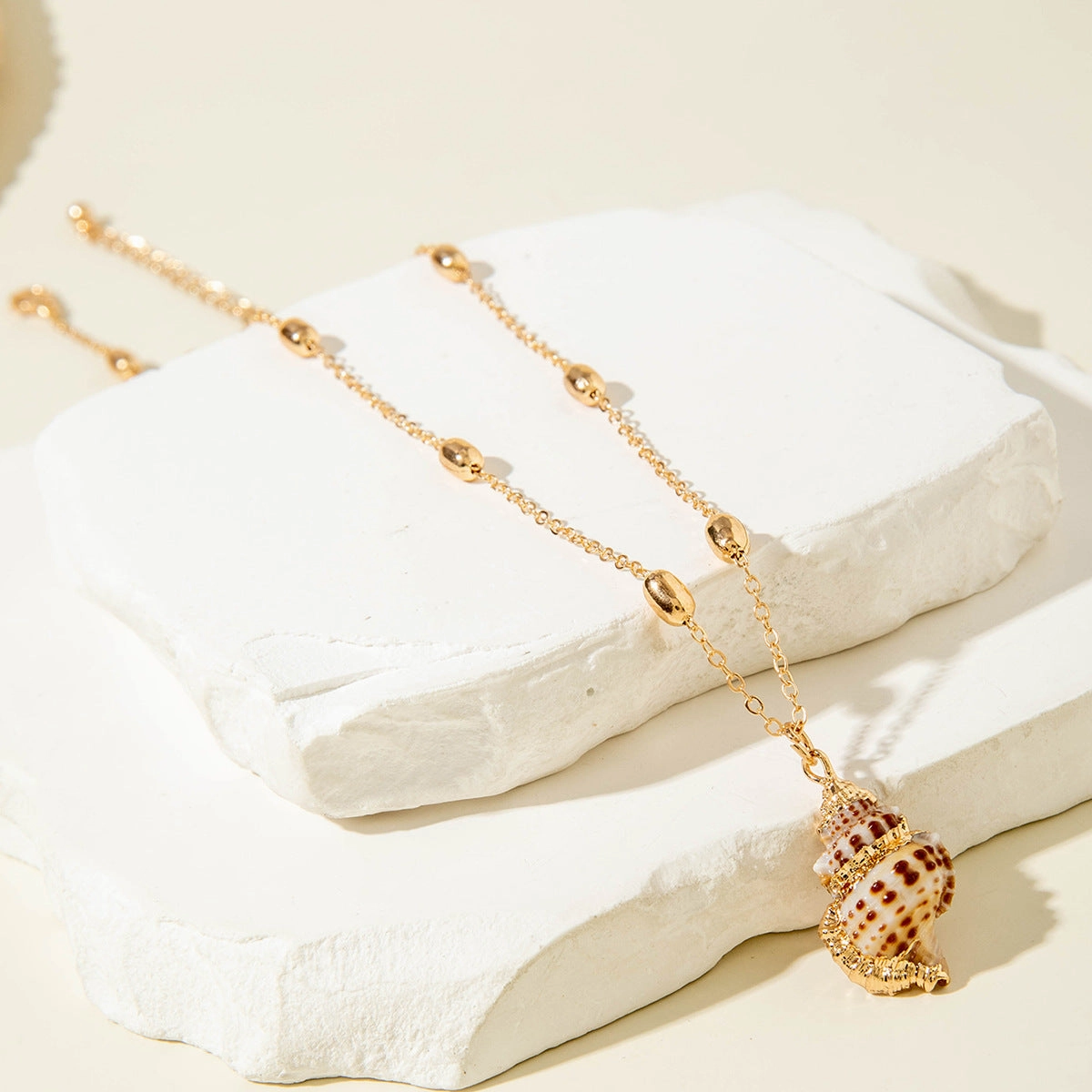 Wholesale Bohemian style gold-rimmed summer ocean conch shell necklace