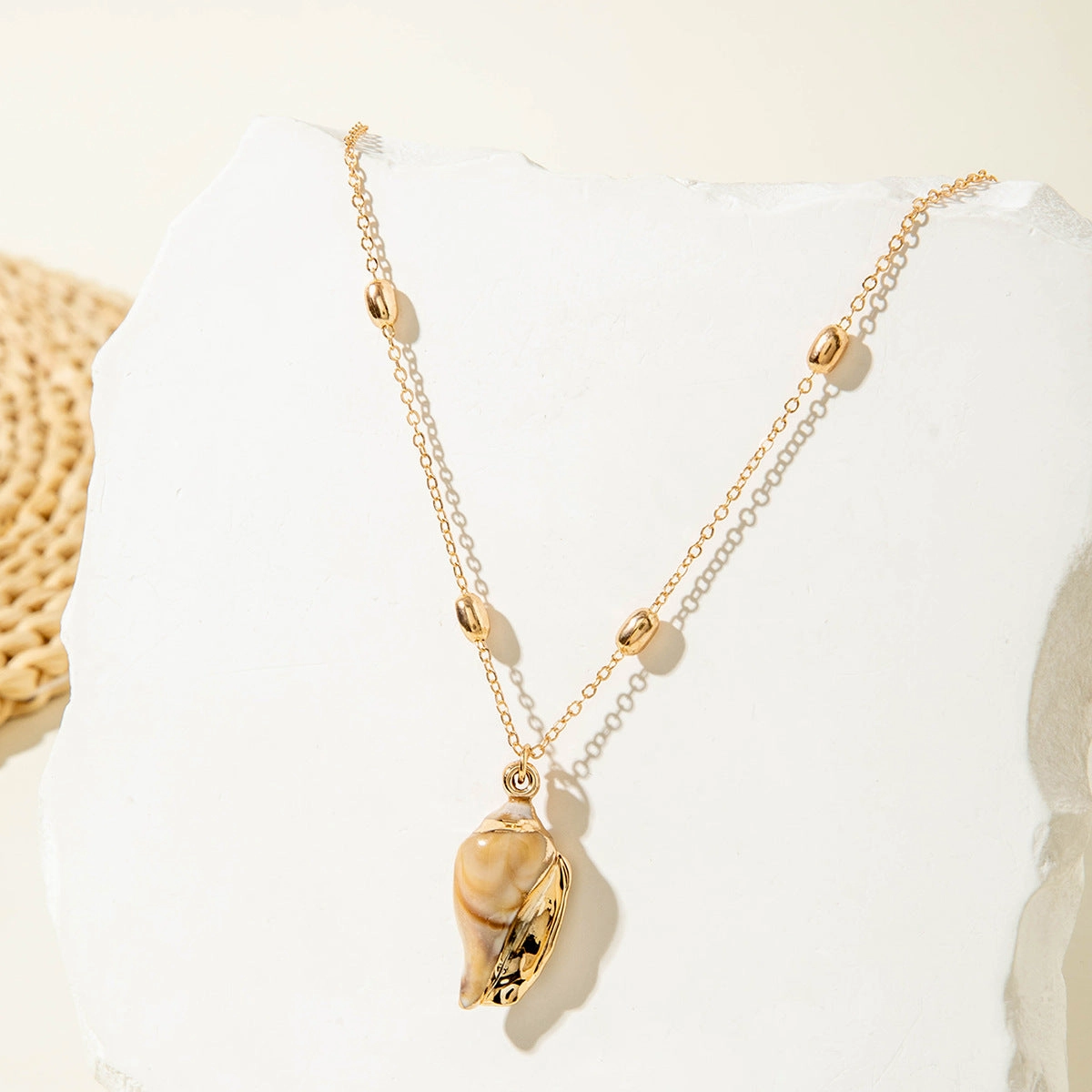 Wholesale Bohemian style gold-rimmed summer ocean conch shell necklace