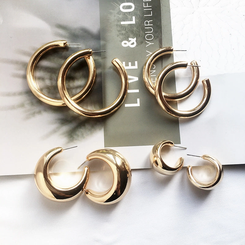 Wholesale C- shaped circle metal earrings
