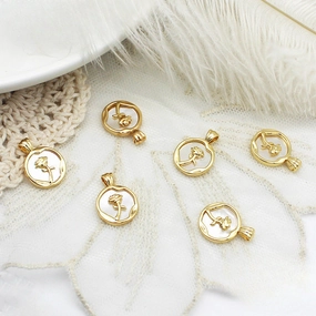 Wholesale Copper White Shellfish Medallion Rose Pendant Necklace 18K Gold Plated Accessories Pearl Accessories
