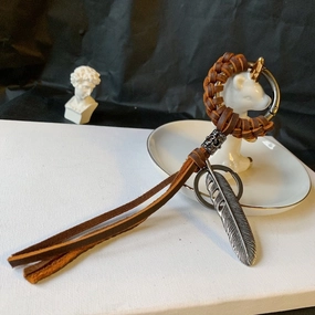 Wholesale Cowhide Woven Leaf Metal Keychains
