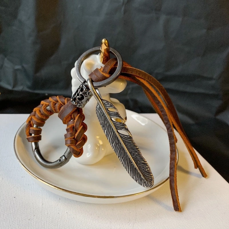 Wholesale Cowhide Woven Leaf Metal Keychains