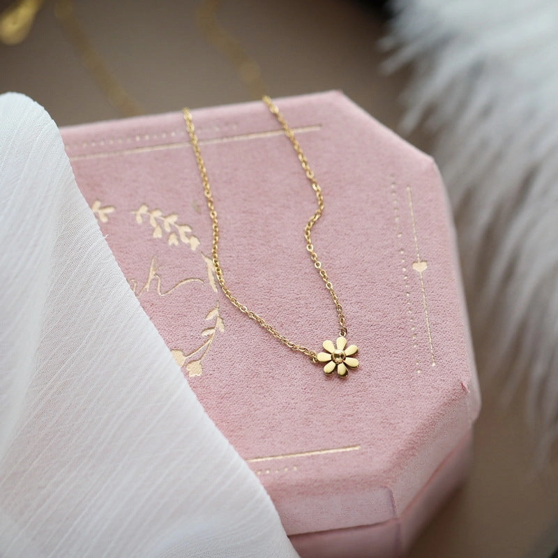 Wholesale Daisy necklace women's clavicle chain simple sunflower sweater chain cold wind Valentine's Day