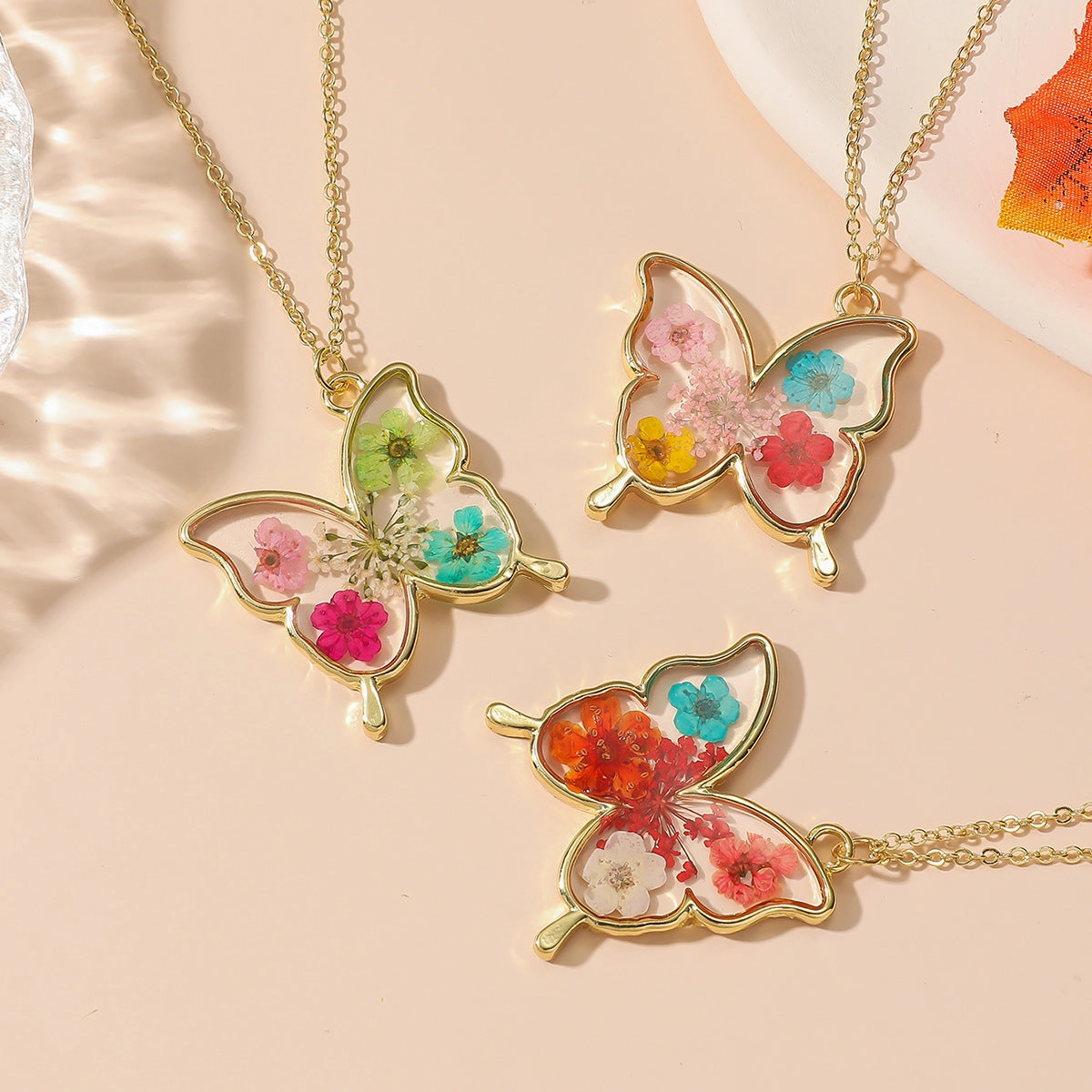 Wholesale Eternal Flower Resin Epoxy Butterfly Gypsophila Flower Pendant Necklace
