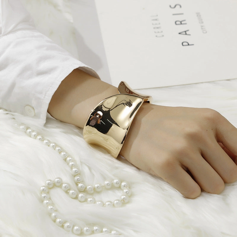 Wholesale Exaggerated Shiny Electroplated Glossy Alloy Bracelet