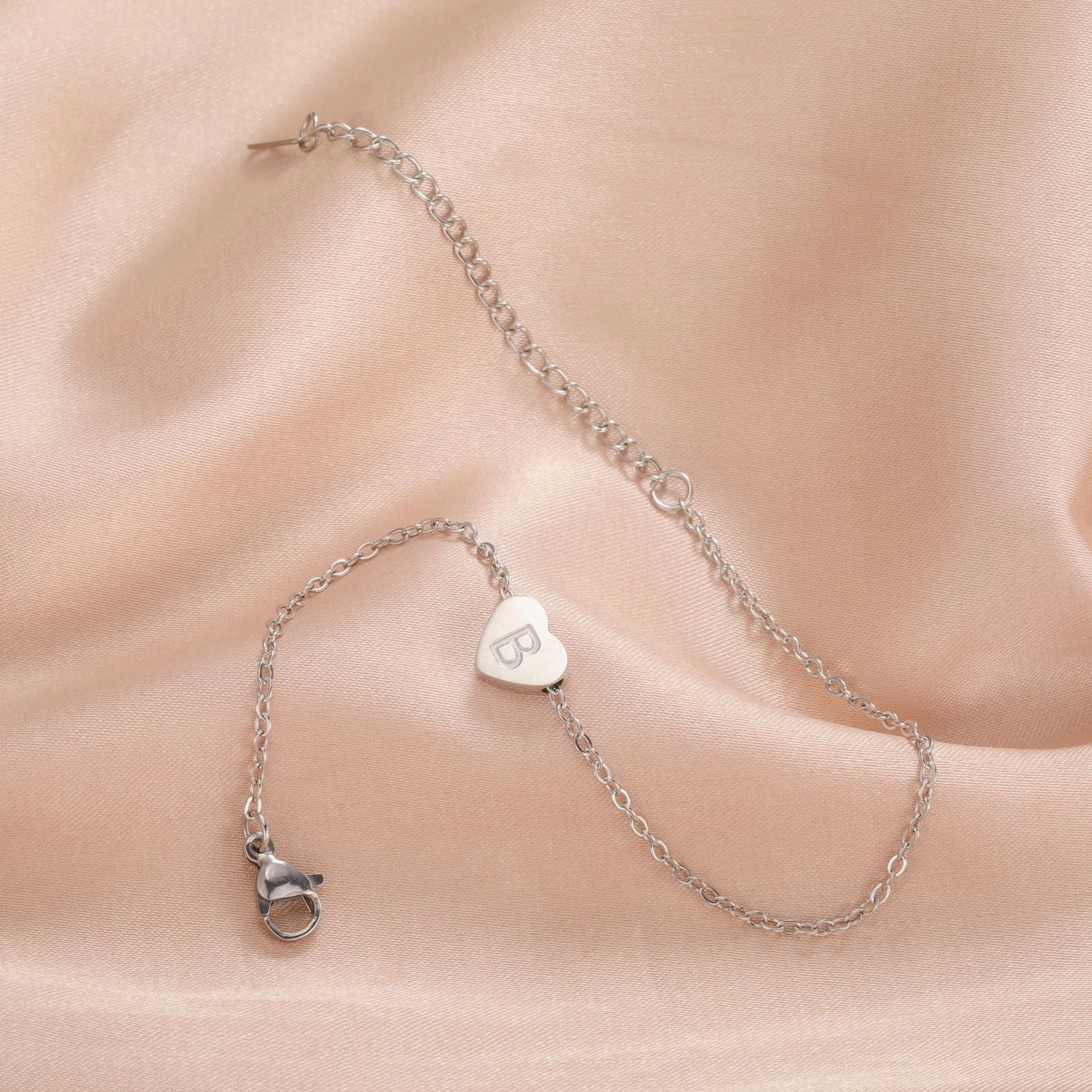 Wholesale Fashionable 26 English letters with heart-shaped stainless steel bracelet
