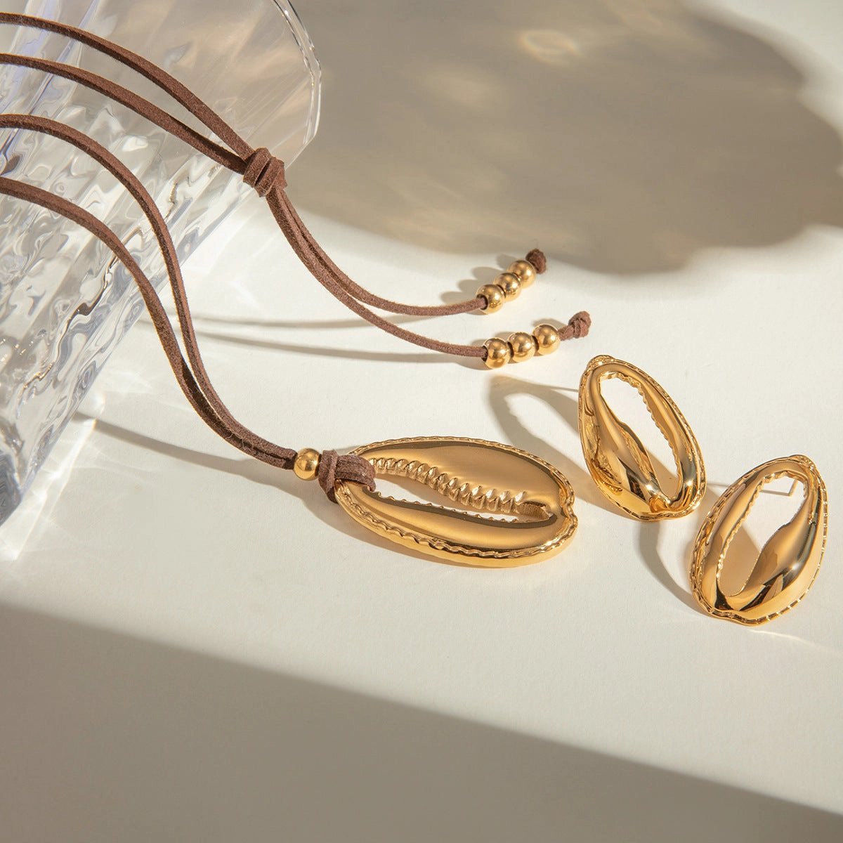 Wholesale French 18k Gold Stainless Steel Large Tooth Shell Pendant Brown Velvet Rope Necklace