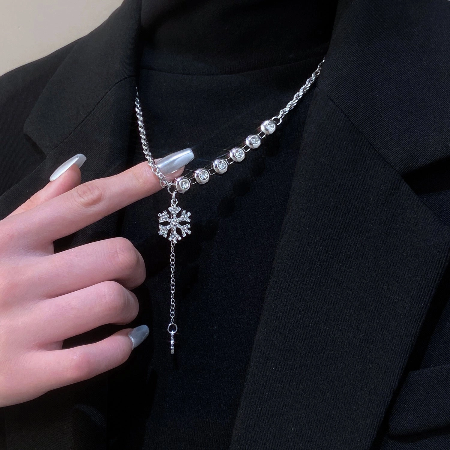 Wholesale full diamond snowflake necklace women's fashion simple Joker autumn and winter sweater chain