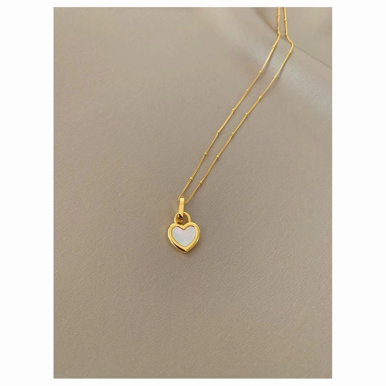 Wholesale Gold-plated Black and White Mother-of-pearl Heart-shaped Alloy Necklace
