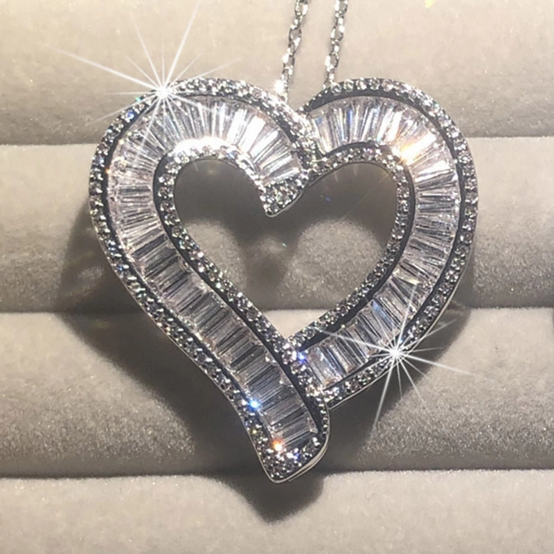 Wholesale Hollow heart diamond necklace for women simple sweet temperament peach heart shaped clavicle necklace