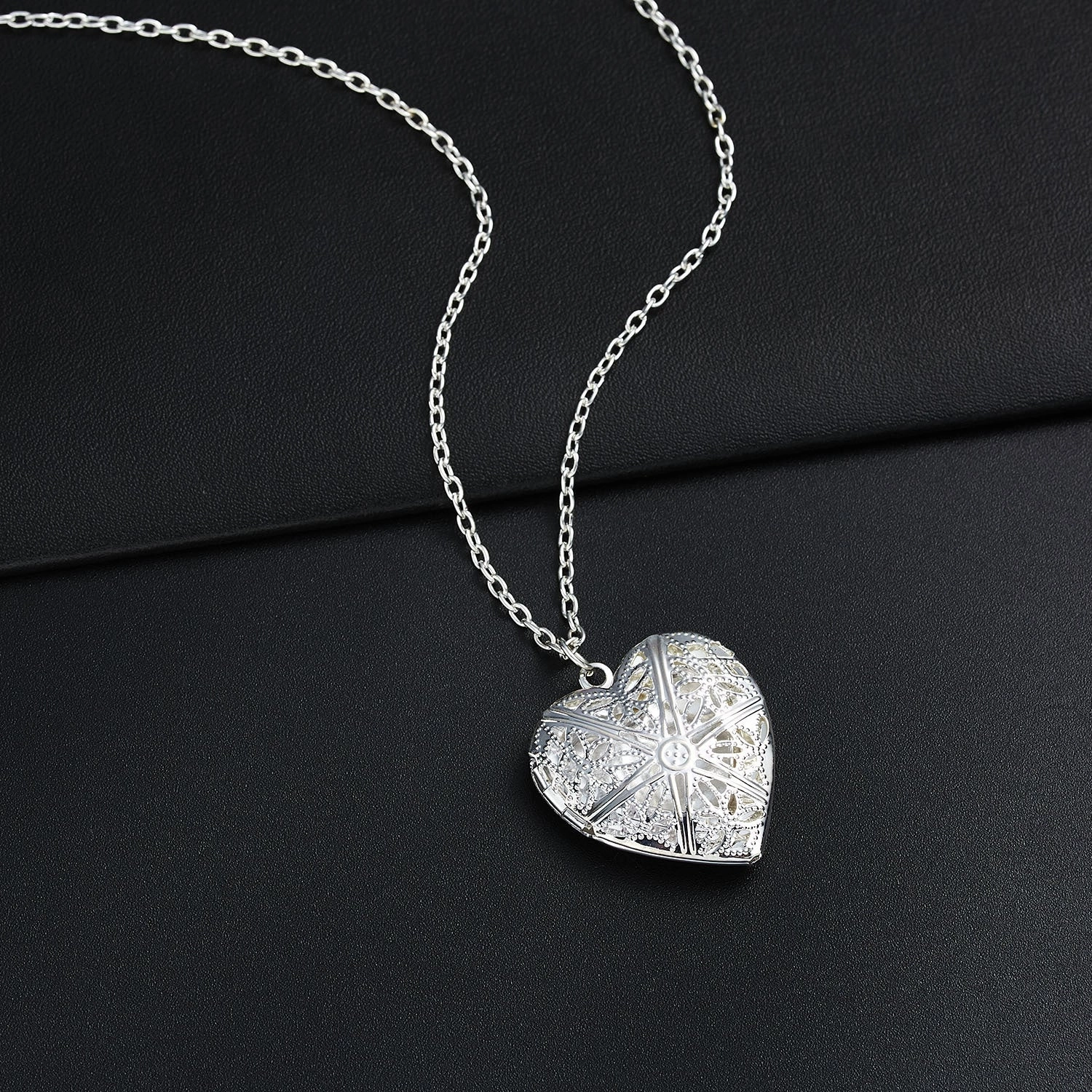 Wholesale Hot Selling Ilov Carved Heart Can Be Opened Photo Frame Photo Box Pendant Necklace