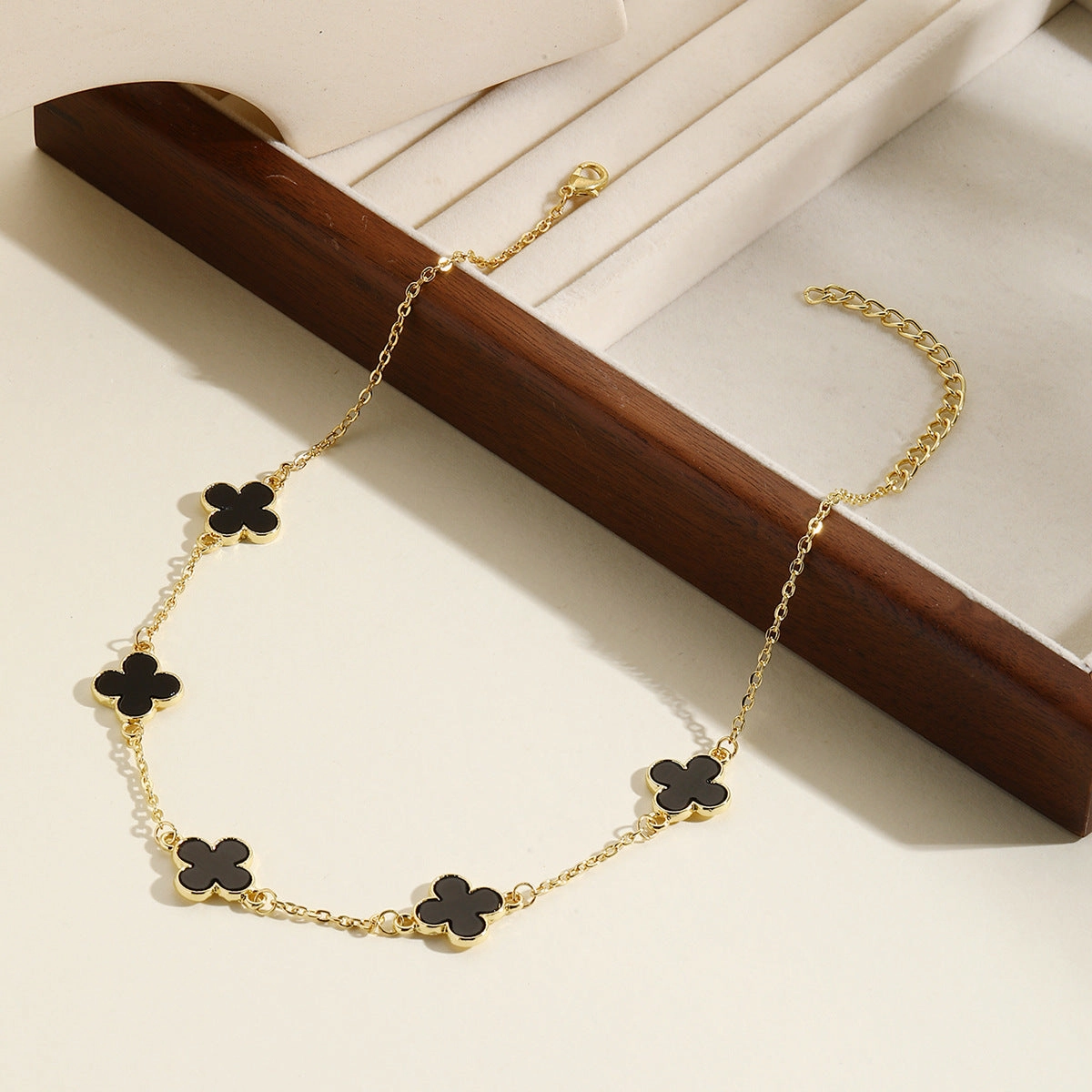 Wholesale  Light Luxury Niche High-end Four-leaf Clover Clavicle Chain