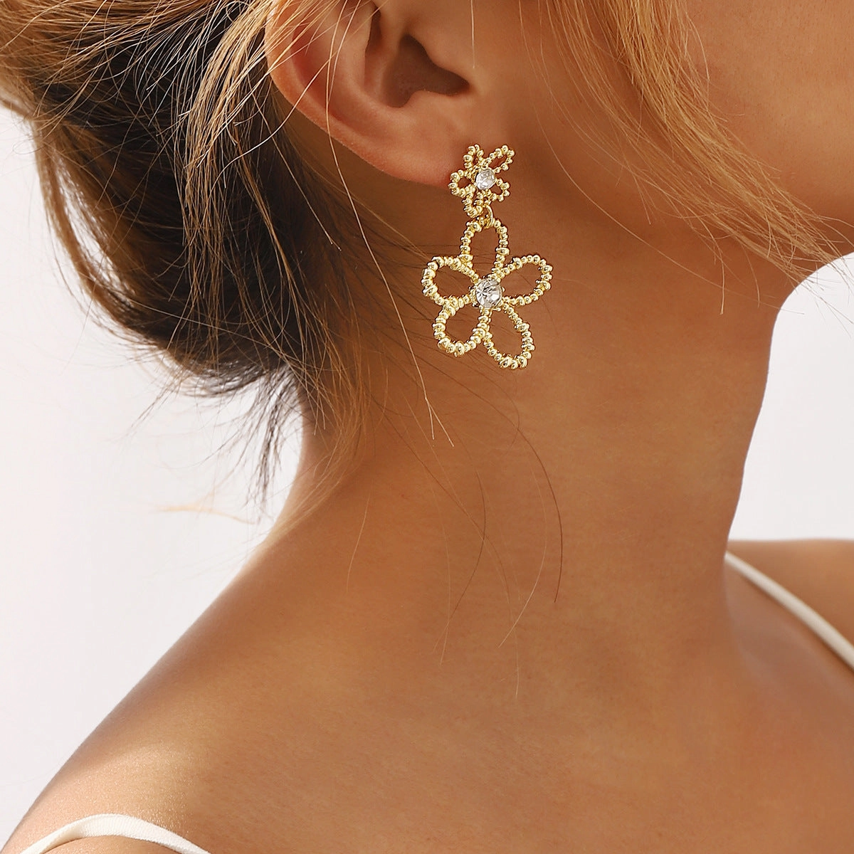 Wholesale metal-style geometric diamond earrings fresh and sweet hollow flowers earrings