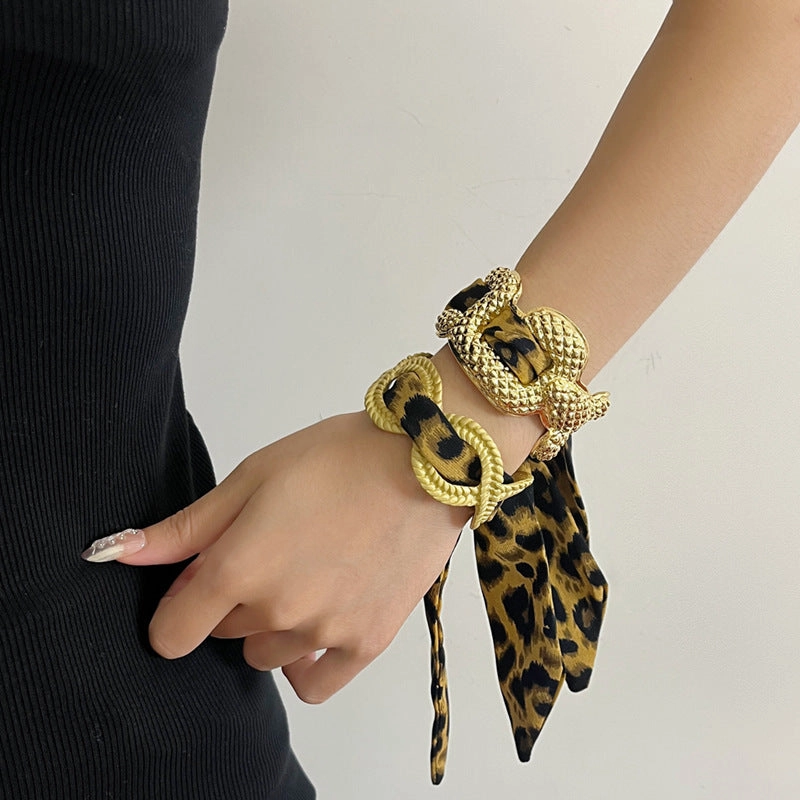 Wholesale Middle Ancient vintage Golden Leopard Scarf Open Niche High-end Delicate Bracelet