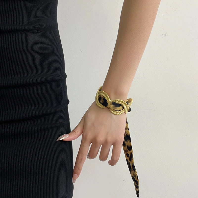 Wholesale Middle Ancient vintage Golden Leopard Scarf Open Niche High-end Delicate Bracelet