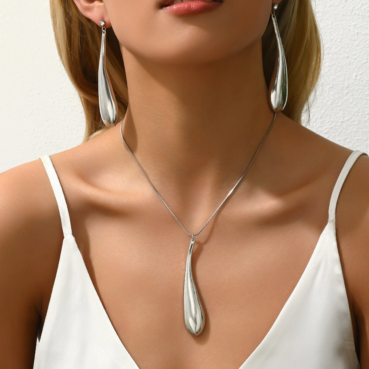 Wholesale Minimalist Water Droplet Niche Design Earrings Temperament Versatile Earrings and Necklace Set