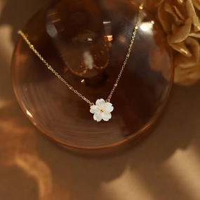 Wholesale Non Fading White Shell Peach Blossom Beautiful Flower Titanium Steel Collarbone Chain Temperament Light Luxury Versatile Necklaces