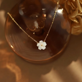 Wholesale Non Fading White Shell Peach Blossom Beautiful Flower Titanium Steel Collarbone Chain Temperament Light Luxury Versatile Necklaces