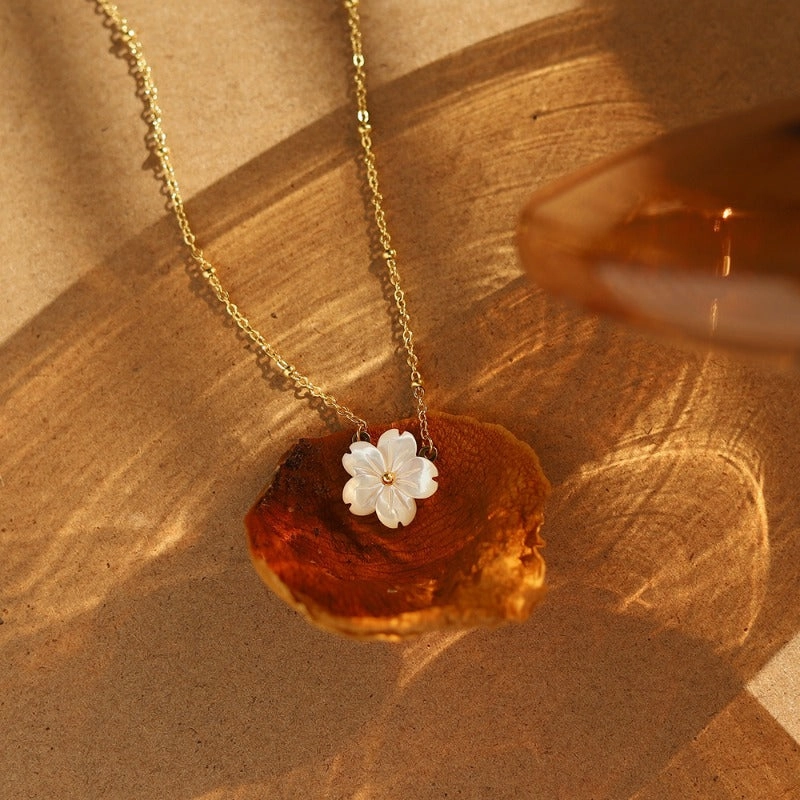 Wholesale Non Fading White Shell Peach Blossom Beautiful Flower Titanium Steel Collarbone Chain Temperament Light Luxury Versatile Necklaces