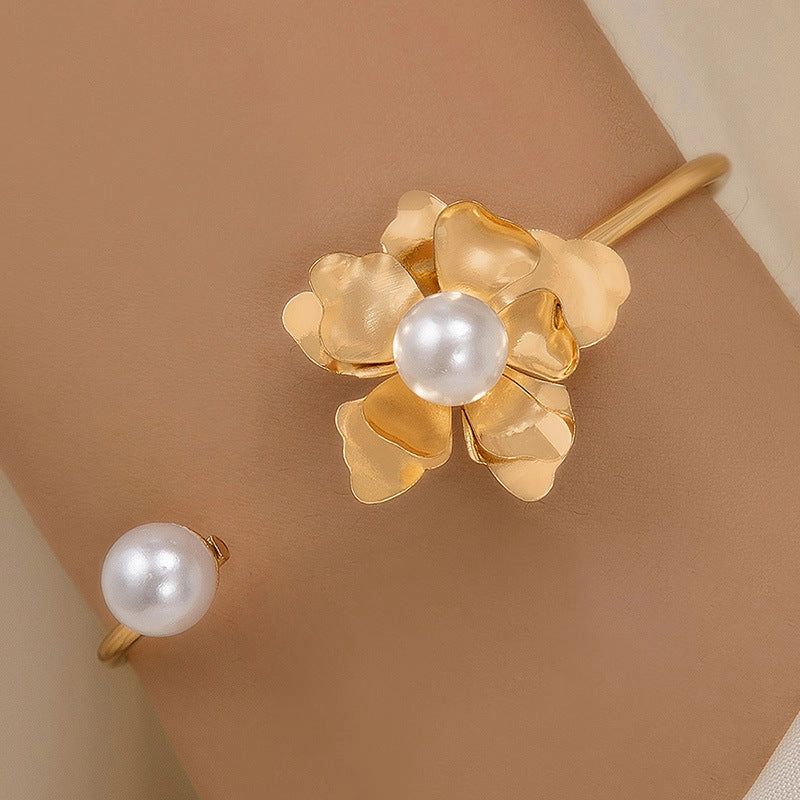 Wholesale Petal Pearl Alloy Open Bracelet