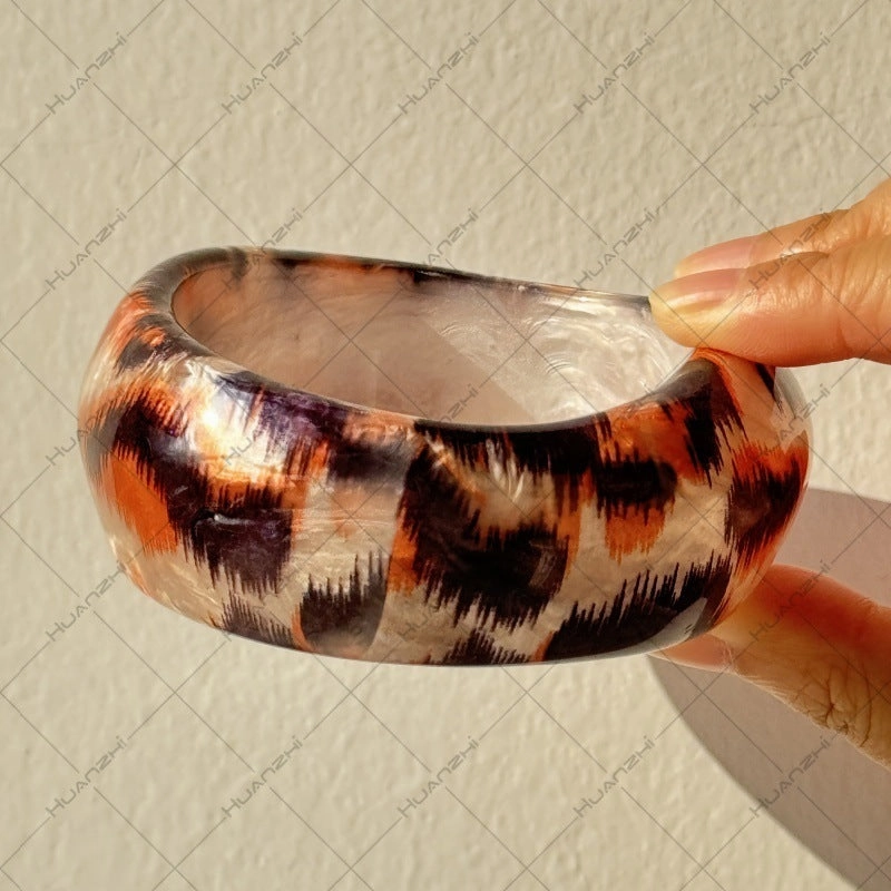 Wholesale  resin oval wide version geometric arc resin halo leopard bracelet